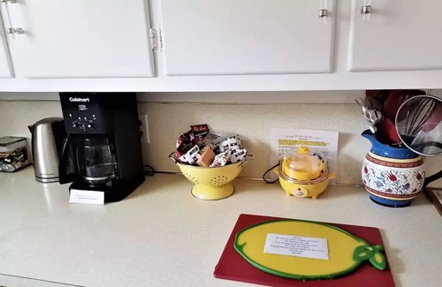 Alki House | Alki beach cottage 2BR AC breakfast items HS-WIFI queen bds W/D I BK. to beach