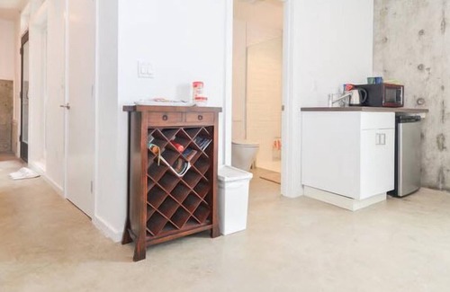 North Admiral Apartment | Alki Beach Studio Oasis- Quiet Escape & Sweeping Ocean Views. Parking & AC.