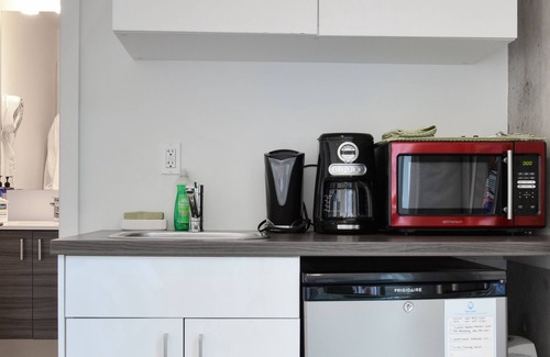 North Admiral Apartment | Alki Beach Studio Oasis- Quiet Escape & Sweeping Ocean Views. Parking & AC.