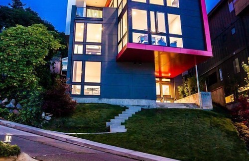 North Admiral Apartment | Alki Beach Studio Oasis- Quiet Escape & Sweeping Ocean Views. Parking & AC.