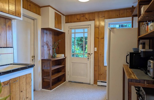 Alki House | Alki Coastal Charm: Stunning Views, Steps to Beach