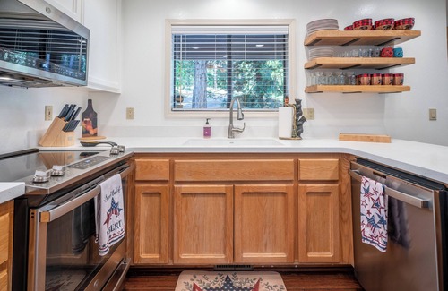 Arnold Cabin | All A-bear-ican ~ with Pool Access & A/C!
