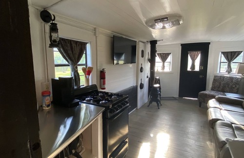 St. Johnsville Cabin | All aboard! Riverfront FJ&G Caboose