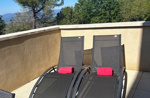 Bonnieux Apartment | ALL COMFORT, modern, NICE TERRACE, BEAUTIFUL VIEW of MONT VENTOUX