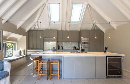 Onetangi House | All day sun house with metres away from the golden sands of Onetangi Beach.