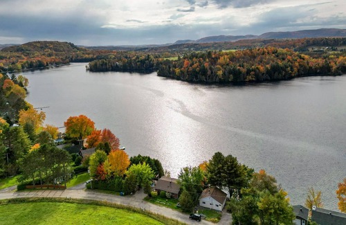 Papineau Regional County Municipality Ski Chalet | All Decked Out: Stunning Hot Tub View