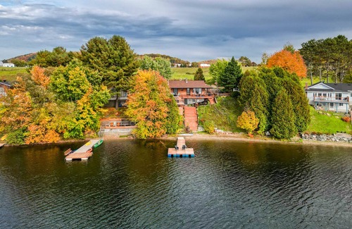 Papineau Regional County Municipality Ski Chalet | All Decked Out: Stunning Hot Tub View