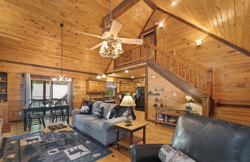 Mineral Bluff Cabin | All Decked Out - A Cozy Escape in the Heart of North Georgia - 8 Guests