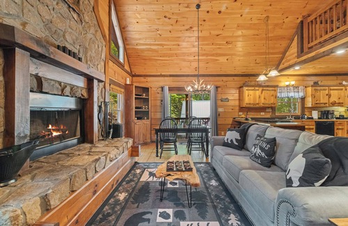 Mineral Bluff Cabin | All Decked Out - A Cozy Escape in the Heart of North Georgia - 8 Guests