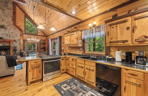 Mineral Bluff Cabin | All Decked Out - A Cozy Escape in the Heart of North Georgia - 8 Guests