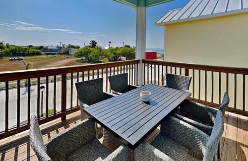 Rockport Apartment | All Decked Out