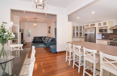 West Busselton House | All Decked Out- WIFI, A/C in bedrooms, Fireplace