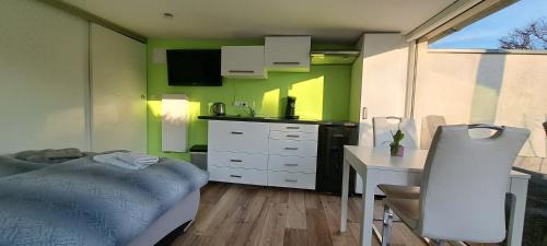 Vennhausen Apartment | All-in-One Apartment mit eigener Sonnenterrasse im Garten