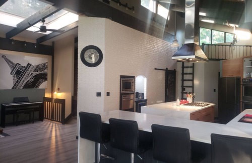 Salmon Arm House | All in one getaway! Indoor pool, hot tub, sauna and more! Close to lake+shopping