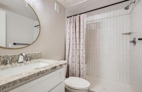 Dupont House | ALL King beds, Firepit, Hot tub, Near Down Town, Games Room