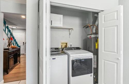 Berkley House | All New! Convenient Location! Sleeps 6