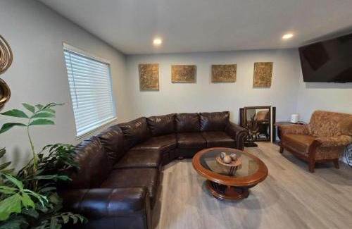 Berkley House | All New! Convenient Location! Sleeps 6