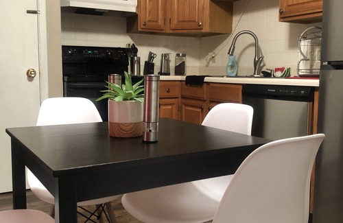 Overland House | All New Cozy Guest Nest home mins from the airport -Extended Stay (Unit B)