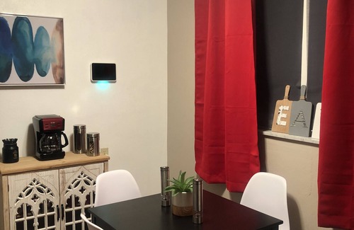 Overland House | All New Cozy Guest Nest home mins from the airport -Extended Stay (Unit B)