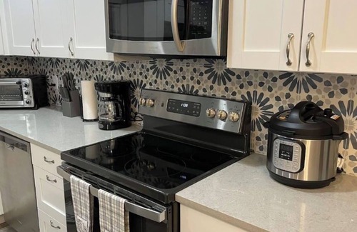 DeLand House | All New Deland Den 4BR, pool, blocks fr Stetson & Downtown