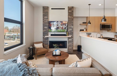 Sandpoint Condo | All new downtown condo. Luxury! Walk everywhere. Pet friendly
