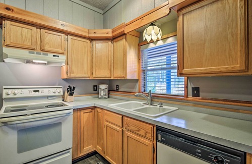 Johannesburg Cottage | All Season Big Bear Lake House, Walk to Beach