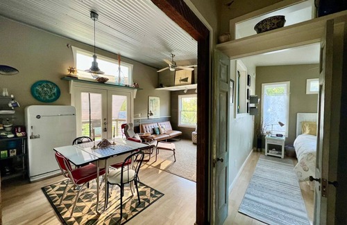 Wilmington Apartment | All Season Comfort at the Carriage House in Wilmington. Booking now for Winter !