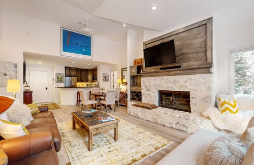 Edwards Condo | All-season condo near ski lifts & golf course with fireplace, pool, & hot tub