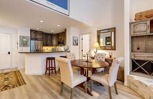 Edwards Condo | All-season condo near ski lifts & golf course with fireplace, pool, & hot tub