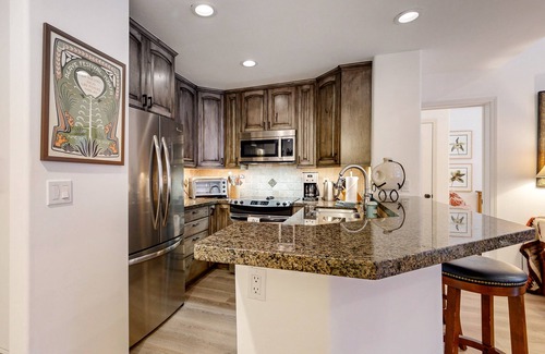 Edwards Condo | All-season condo near ski lifts & golf course with fireplace, pool, & hot tub