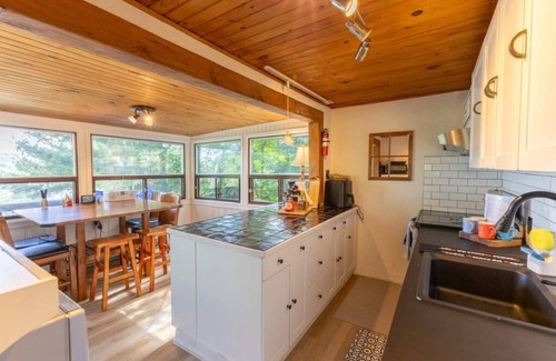 Huntsville Cottage | All season Cottage with 3 decks + sun room