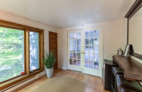 Huntsville Cottage | All season Cottage with 3 decks + sun room