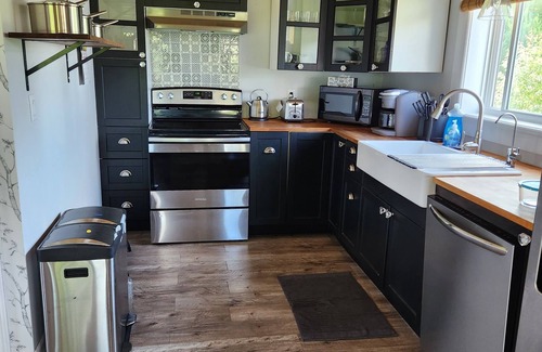 Kaladar House | All-season cozy pet-friendly country retreat on 24 acres; mins to trails & lakes