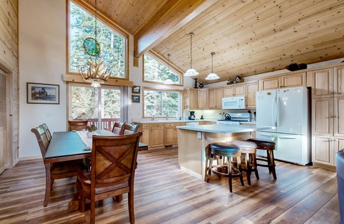Tahoma House | All-Season Home | On-Site Trails | 7 Minutes to Beach & Homewood Slopes