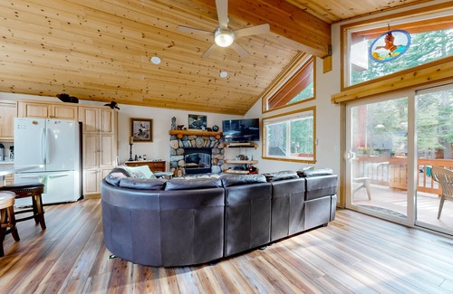 Tahoma House | All-Season Home | On-Site Trails | 7 Minutes to Beach & Homewood Slopes