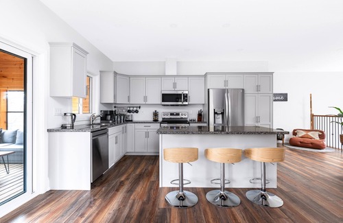 Huntsville Cottage | All Season Muskoka Cottage*HotTub*Sauna*Beach*BBQ