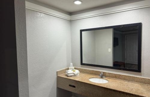 Cedar Crest Hotel | All Season Suites Inn