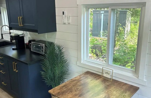 Langton Cabin | All Season Tiny Home in Forest with Sauna, Hot Tub & Wifi