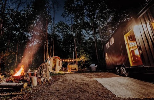 Langton Cabin | All Season Tiny Home in Forest with Sauna, Hot Tub & Wifi