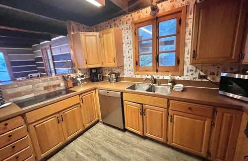 Hemlock Valley Cabin | All Seasons Chalet & Cabin in Sasquatch Resort on Hemlock mountain!