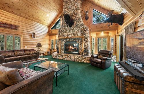 Fox Farm House | All Seasons Lodge - New 2 bedroom and loft House in Big Bear Lake Gameroom Spa Deck BBQ Firepit Wet Bar Fireplace Views