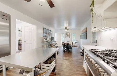 Birch Hill House | All Seasons Mountain Retreat: Centrally located for hiking, skiing & shopping