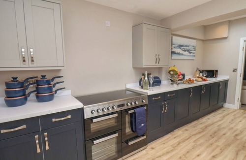 Muston Cottage | ALL SEASONS, pet friendly, character holiday cottage in Filey