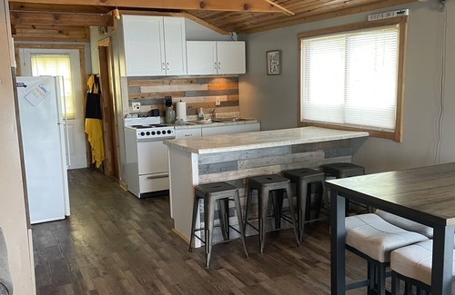 Harrison Cabin | All sport lakefront cottage on Sutherland Lake.
