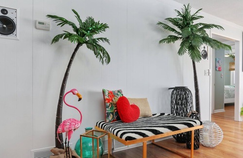 Howell Cottage | All-Sports Crooked Lake "Neon Oasis" (w/ boat for rent)