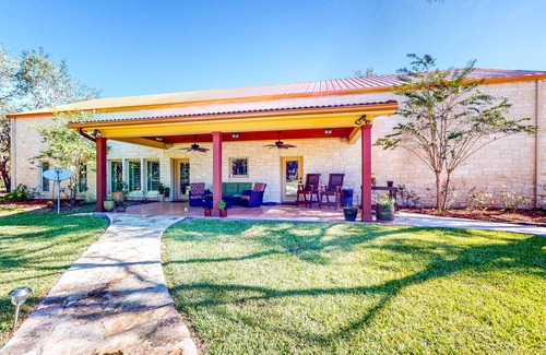 Inez House | All-Suite Retreat - Private Pool & Pool Table