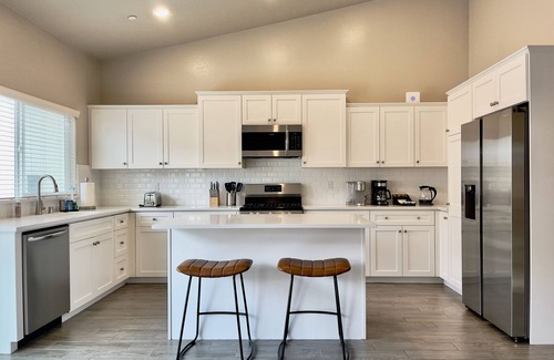 Raisin House | All The Comforts Of Home - Safe & Quiet Neighborhood - 2 Car Garage