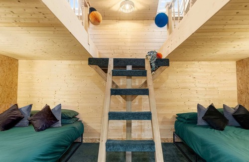 Kidderminster House | ALL-THE-RAGE PARTY HOUSE - SLEEPS 20 - w/Hot tub - GAMES & your very own PRIVATE