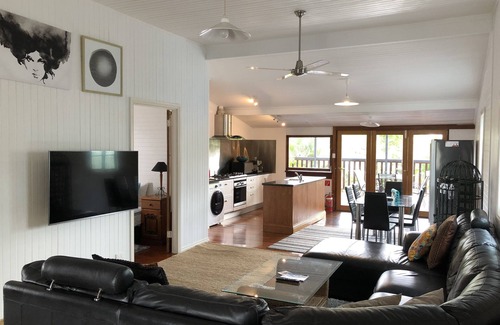 Parramatta Park House | All The Vues Tropical Oasis ideal for workgroup 6 friends and extended families