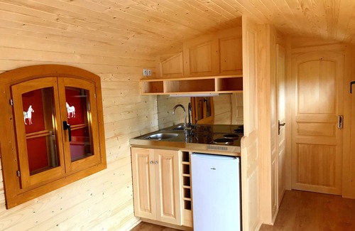 Jou-sous-Monjou Cabin | All-wood trailer : "Le gîte-donkeys"